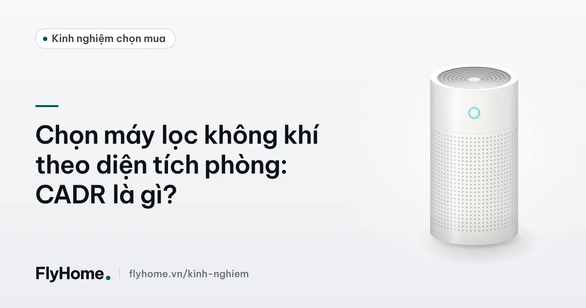 Máy lọc không khí đặt ở góc phòng ngủ cạnh cửa sổ nhìn ra thành phố