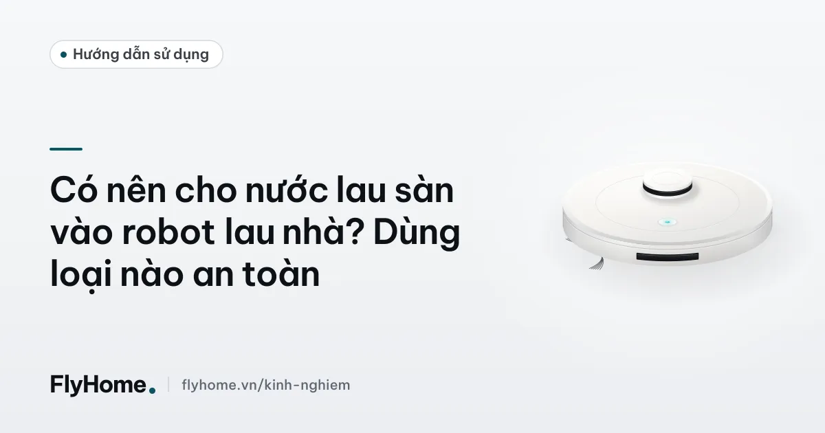 Đổ nước sạch vào bình chứa nước của robot lau nhà trước khi lau sàn