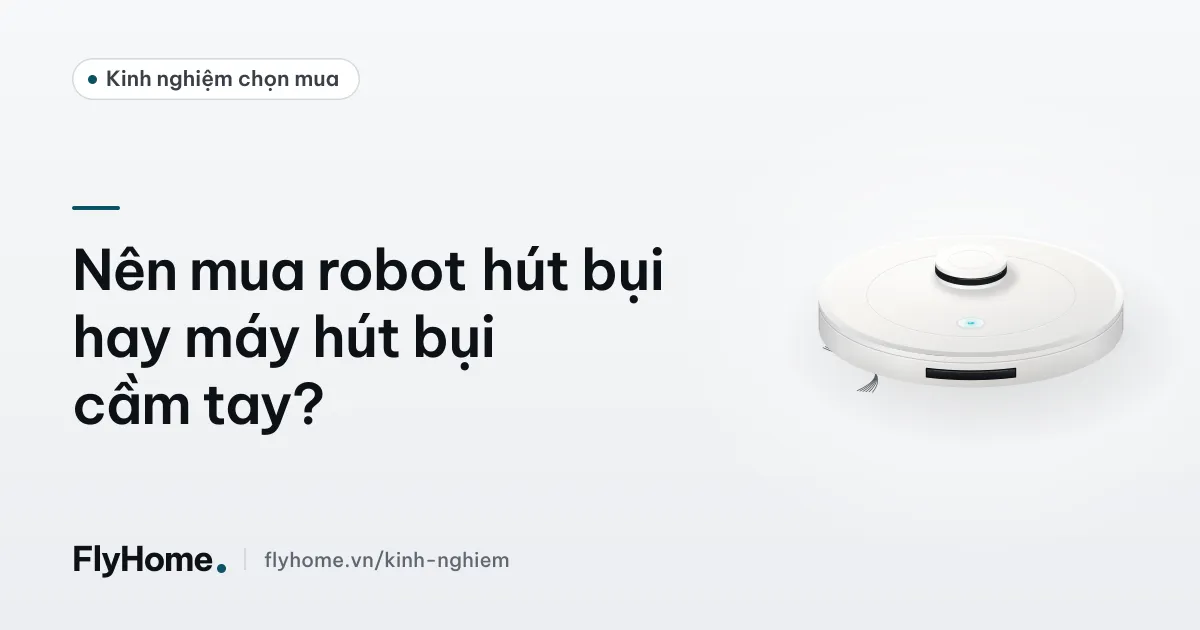 Robot hút bụi chạy trên sàn gạch men cạnh máy hút bụi cầm tay dựng ở góc phòng khách